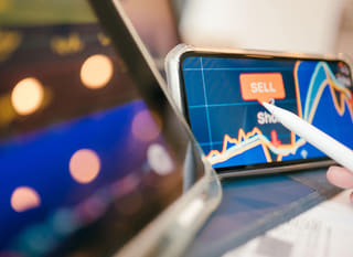 Trader attivo su più mercati che esamina Bitcoin, Ethereum e opzioni forex